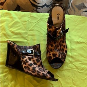 Leopard, gorgeous wedge slip ins, open toes
